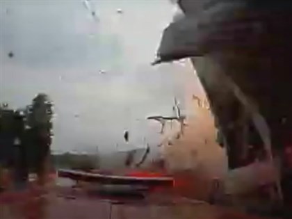 行車紀錄器捕捉屏東工廠爆炸瞬間 消防車遭倒塌鐵皮砸毀[影]