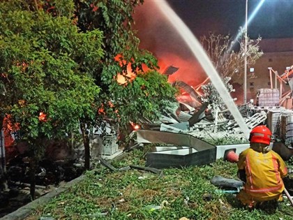 早安世界》屏東科技園區工廠爆炸3消防員殉職 5人仍失蹤逾百傷