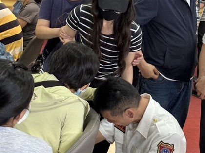 屏東4勇消殉職 屏二分隊長靈堂單膝下跪哭倒隊員家屬旁