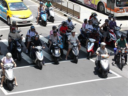 台南通過試辦取消機車兩段式左轉 將擇定路段日期逐步推動