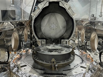NASA打開歐塞瑞斯號樣本罐 發現疑似小行星碎片