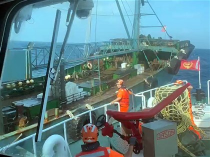 新竹海巡艇取締越界中國漁船遭碰撞 扣船留置17人裁罰求償[影]