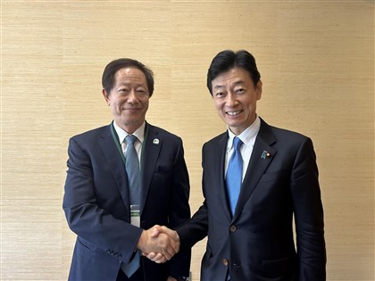 日本經產大臣會台積電董事長 臉書貼握手合照
