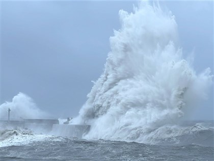 颱風小犬環流掀台東沿海巨浪 暴風圈緩慢通過台灣[影]