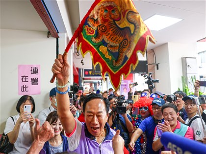 藍營防堵 郭台銘造浪拚突圍