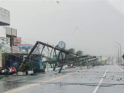 颱風小犬襲屏東吹掀滿州鄉鐵皮屋 電線桿整排傾倒