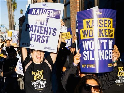 美國罷工潮蔓延 最大醫療機構逾7萬人罷工3天