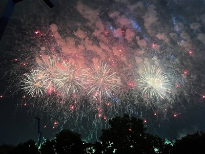 國慶焰火重返台中湧逾37萬人次 訊號干擾取消無人機展演