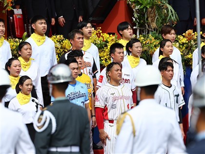 國慶大會中職6選手領唱國歌 巨型國旗飄揚府前