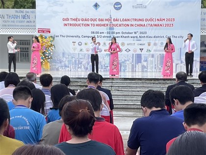 台灣出資在越南辦教育展 背板被迫寫中國台灣