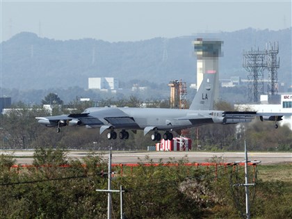 美B-52轟炸機首度降落南韓 繼雷根號靠港再秀支持