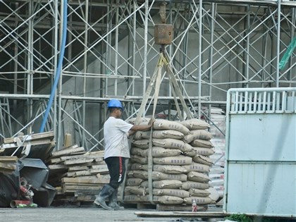 最低工資法完成初審 關鍵條文保留送協商