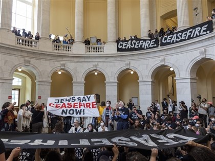 挺巴勒斯坦民眾闖美國會建物抗議 數百人遭逮捕[影]