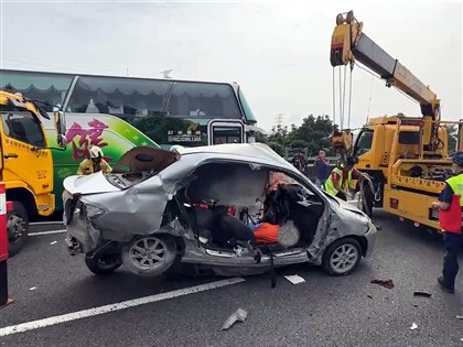 竹科廠員工旅遊國道車禍 遊覽車碰撞自小客3死1命危22輕傷