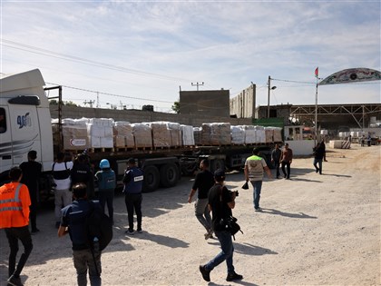 拉法邊界關卡開通  救援物資車隊從埃及進入加薩