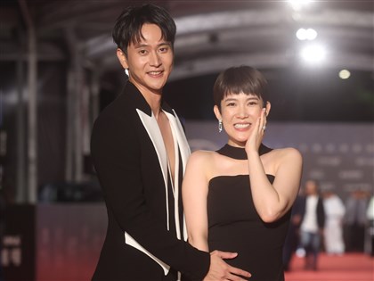 孫可芳挺孕肚走金鐘紅毯 老公劉冠廷全程牽牢牢