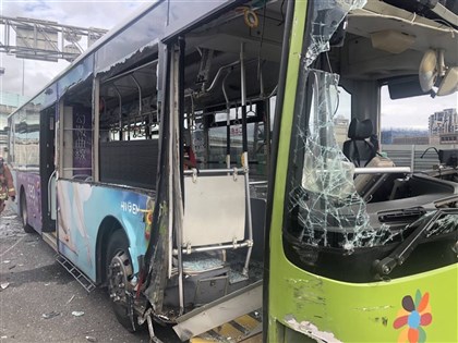 新北三重中山橋車禍13人送醫 疑公車駕駛未注意追撞前車