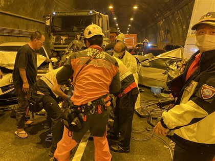 新澳隧道17車追撞1死11傷 砂石車駕駛稱一時恍神撞前車