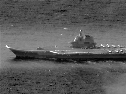 中共山東號航艦穿越巴士海峽入西太平洋 國防部公布監控照片