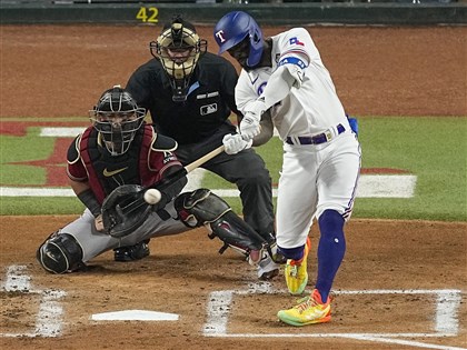 MLB世界大賽首戰遊騎兵逆轉響尾蛇 賈西亞延長賽再見全壘打[影]