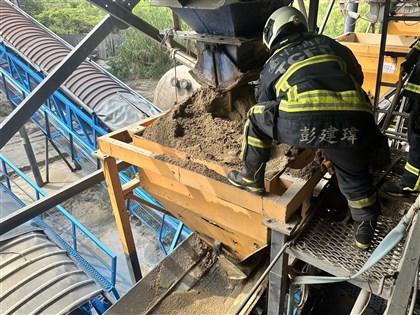 台中清水砂石場1工人遭掩埋送醫救回 市府勒令停工