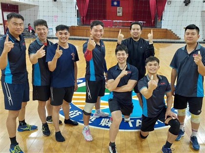 苗栗球賽裁判突倒地無心跳 消防員選手集體搶救成功