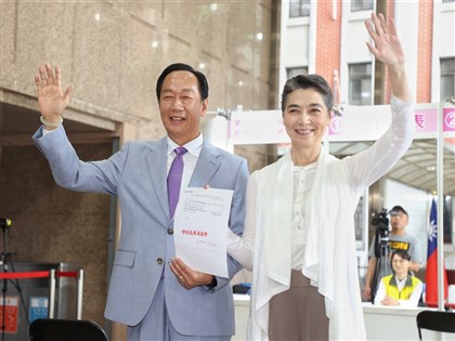 郭台銘賴佩霞11/1赴北市選委會遞交連署書