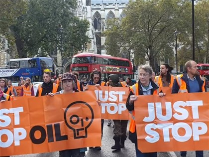 倫敦街頭慢速遊行亂交通 62名氣候運動人士被捕[影]