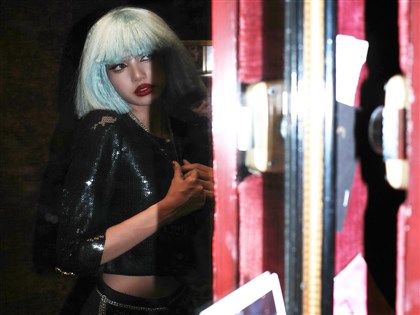 Lisa演出瘋馬秀中國出手封殺 作品禁止發行微博被消失