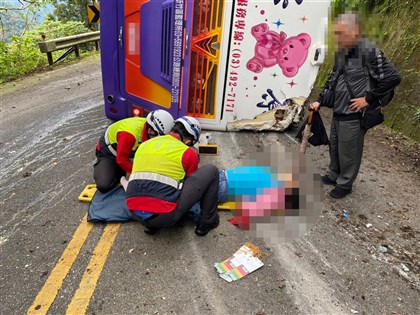 太平山遊覽車側翻1死38傷 疑剎車失靈撞護欄釀憾事