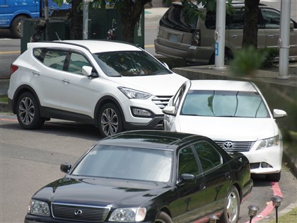 交通部：違規臨停配套措施完成前 不記點但仍罰款