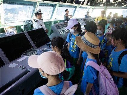 海軍新濱碼頭11日開放國造3艦艇成亮點 學童搶先登艦參觀