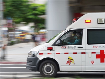 學生未禮讓救護車慢慢過馬路 新莊警嘆無罰則盼修法