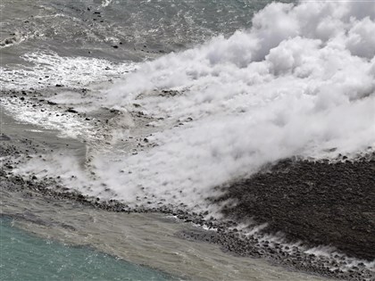 日本硫磺島外海火山噴發形成新島嶼 長約300公尺[影]