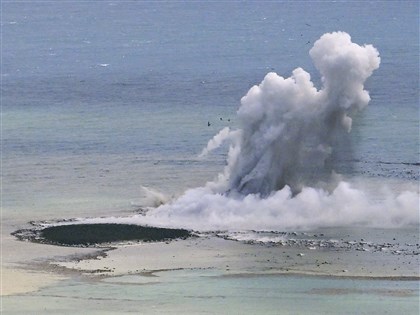 日本硫磺島外海火山噴發形成新島嶼 專家：可能受海浪侵蝕漸縮小