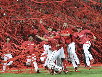 台灣大賽味全龍6比3擊敗樂天桃猿 睽違24年奪總冠軍[影]