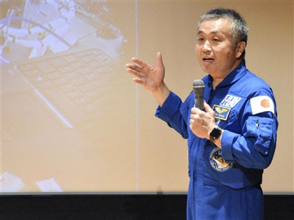 日本太空人若田光一秀單人棒球 無重力環境人人都可三刀流