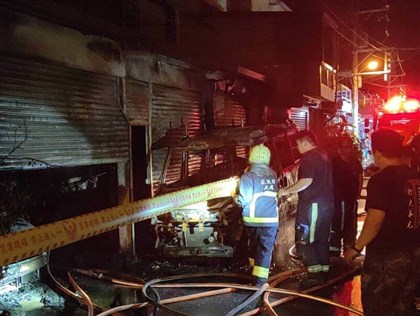 花蓮吉安民宅凌晨大火延燒8戶 男高中生命喪火窟[影]