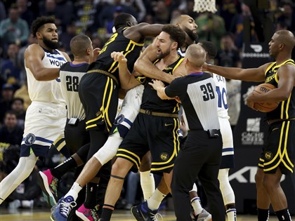 NBA勇士灰狼爆衝突戈貝爾勸架被鎖喉 3人遭驅逐出場