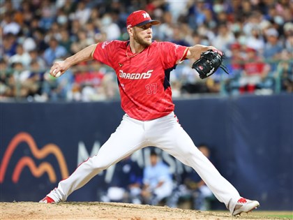 味全龍投手鋼龍奪中職年度MVP 抱回5獎大豐收