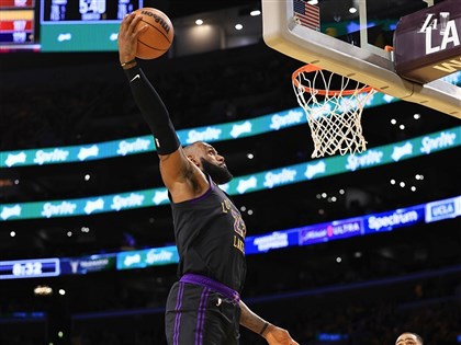 詹姆斯生涯得分突破3萬9000分 NBA史上第一人