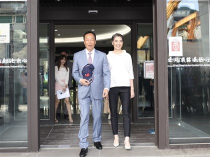 賴佩霞領表 郭霞配是否參選到底笑而不答