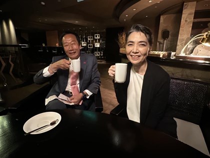 侯朱柯談民調爭議 郭台銘賴佩霞離場喝咖啡