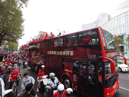 味全龍封王遊行破萬球迷參與 行經大巨蛋葉總有期待