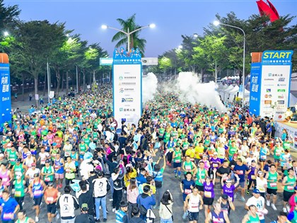 高雄馬拉松跑者中途倒下瀕死 2醫師接力CPR救回一命