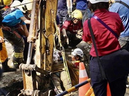 高雄建案工人遭土石埋地下3米 受困近2小時送醫不治