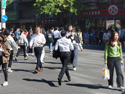 早安世界》10月景氣燈號退回低迷藍燈 國發會：11月將轉好