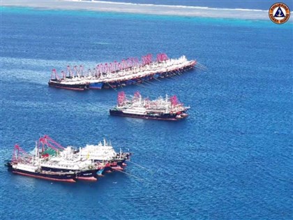 中國135民兵船集結南海牛軛礁 菲律賓派船艦監控