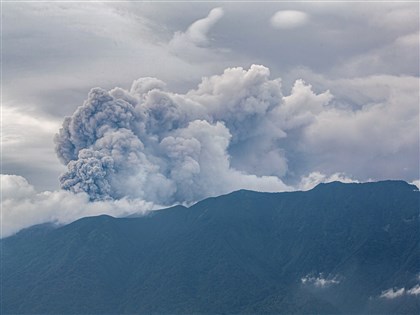 印尼火山爆發火山灰噴達3000公尺高 汽車被覆蓋