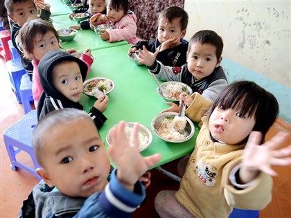 台商蓋廚房與餐廳 越南山區幼兒不再冒寒風吃飯